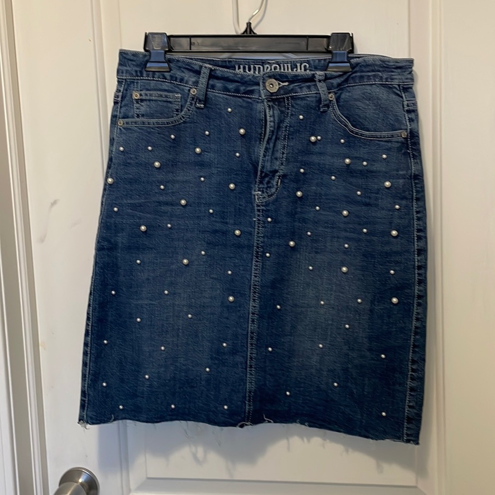 Denim frayed hem skirt with pearl beading